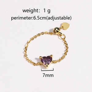 Detailansicht verstellbarer goldener Herzring mit lila Zirkon und Maßangaben