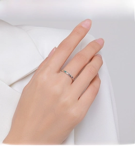 Détail de la bague en argent S925 avec étoiles colorées portée par un mannequin