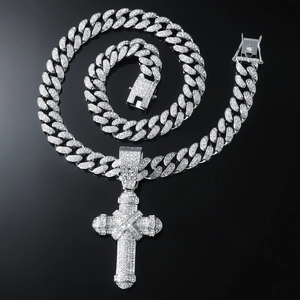 Chaîne cubaine argentée avec pendentif croix imposant et strass micro-pavés brillants