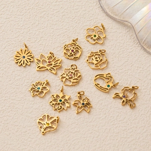 Détails de douze pendentifs fleur dorés sertis de pierres en zircone multicolores