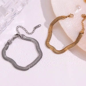 Détail du bracelet chaîne serpent de 6mm en or et argent avec marquage 925