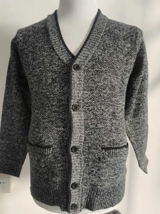 Detaillierte Vorderansicht der Herren-Strickjacke mit V-Ausschnitt, schwarzen Knöpfen und Taschen