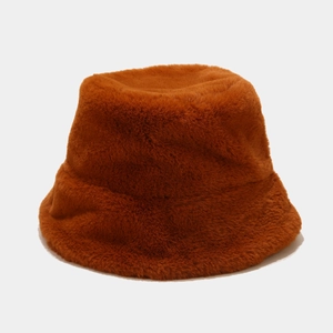Texture détaillée du chapeau bob en fausse fourrure caramel en peluche épaisse