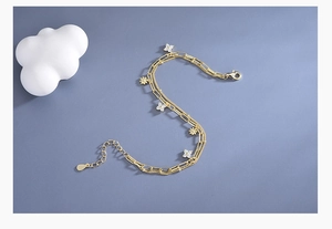 Detail of 18K gold double-layer clover bracelet with zircon studs and lobster clasp
