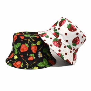 Bobs réversibles avec imprimés fraises et pois en modèles de couleur noir et blanc