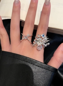 Gros plan détaillé de bagues vintage en argent avec des fleurs étincelantes en zircon