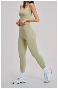 Gros plan sur le legging de yoga vert clair montrant la coupe galbante et taille haute