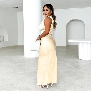 Elegantes beiges Satin-Meerjungfrau-Kleid mit rückenfreiem Halter-Design und schmaler Passform