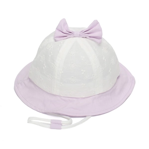Détail d'un chapeau de soleil bébé avec broderie anglaise et nœud lavande