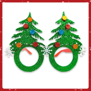 Vue détaillée de lunettes de Noël festives en feutre avec paillettes et sapins décorés