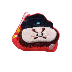 Figurine en peluche de dessin animé avec chapeau chinois, texture velours rouge et noire