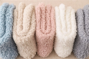 Detailansicht bunter gestreifter Korallenvlies Wintersocken in fünf weichen Pastellfarben