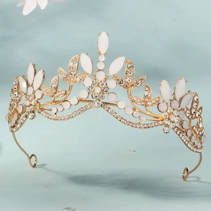 Elegante corona da sposa dorata con opali bianchi e cristalli trasparenti lucidi