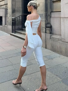 Weißes Set aus One-Shoulder-Oberteil mit Bändern und schmalen Shorts mit hoher Taille