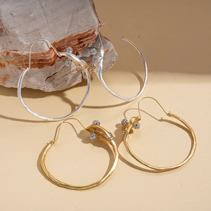 Boucles d'oreilles géométriques minimalistes avec texture martelée et petits cristaux
