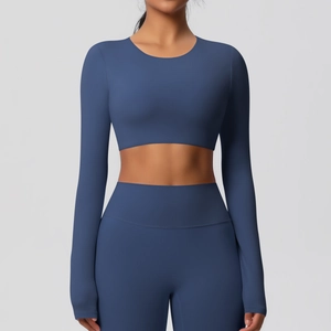 Détail de l'ensemble de yoga bleu brume avec poignets passe-pouce et tissu côtelé