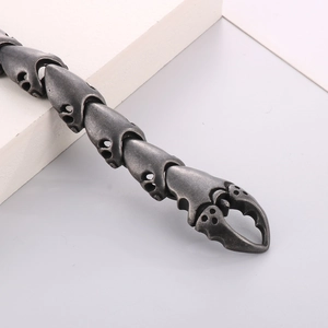 Détail macro du bracelet punk en acier inoxydable avec pince de crabe et finition argentée