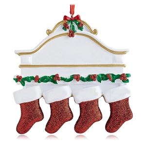 Familien-Kaminanhänger aus Harz mit vier roten Glitzersocken für den Weihnachtsbaum