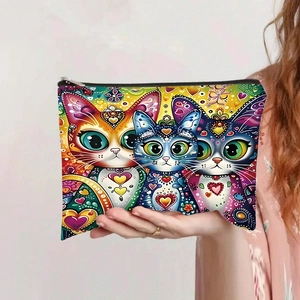 Détail de la pochette en toile avec illustration de chat psychédélique et fermeture éclair