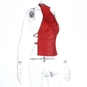Vue latérale du haut dos nu rouge en satin brillant sur un mannequin transparent
