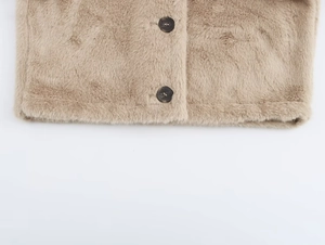 Gros plan sur la texture fausse fourrure et boutons en résine sur la veste courte kaki