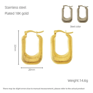 Detail of 18K gold plated stainless steel U-shaped earrings with textured pattern and size chart