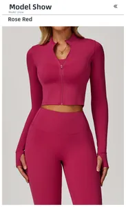 Détail de la veste de yoga rose rouge avec fermeture éclair et fentes pour les pouces
