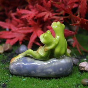 Miniature resin couple frog figurines sitting on grey stone for garden micro landscape
