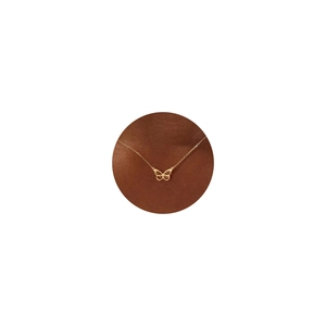 Collier avec pendentif papillon doré 18K ajouré sur fond en cuir marron au style élégant et épuré