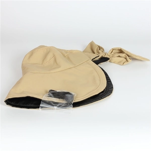 Dettaglio di un cappello da sole kaki con interno nero e fiocco decorativo sul retro della tesa