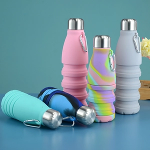 Bouteilles d'eau pliables en silicone coloré avec bouchon métallique et mousqueton
