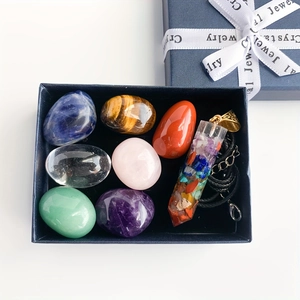 Détail du coffret 8 cristaux de guérison avec pierres polies et colonne hexagonale en cadeau