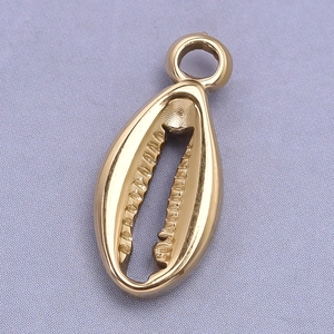 Vue macro d'un pendentif coquillage dentelé en acier 304 doré pour bijoux DIY