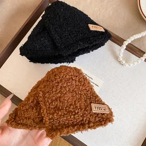 Winterse vissershoeden van lamsvacht in zwart en bruin met premium lederen label patch