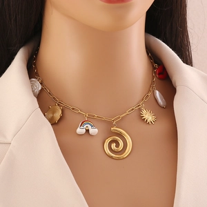 Collier en chaîne dorée avec breloques en émail coloré et lèvres rouges sur mannequin