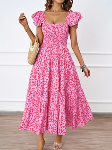Détail de la robe longue léopard rose avec jupe à volants et manches froufrous