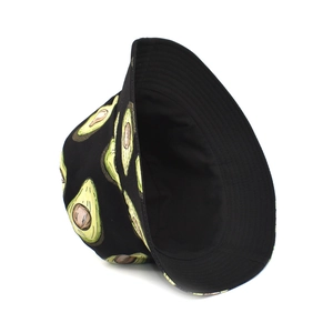 Vue détaillée du chapeau bob noir avec un motif imprimé d'avocats verts éclatants