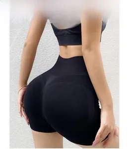 Détails du short de yoga taille haute avec effet push-up et texture en maille aérée