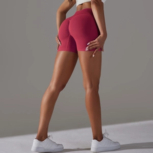 Dettaglio ravvicinato dei pantaloncini da yoga rosso rosa con effetto lifting glutei