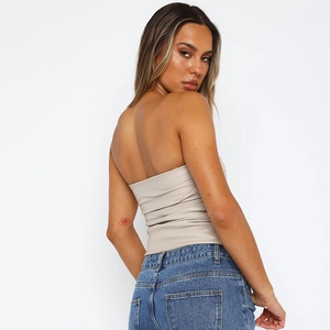 Détail d'un haut bustier en cuir PU kaki avec dos froncé et coupe ajustée pour femmes