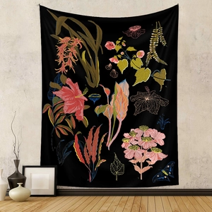 Arazzo floreale bohémien con illustrazioni botaniche e farfalla su sfondo nero