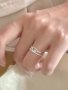 Detail view of 925 silver double-layered fish ring with beaded band and cutout design