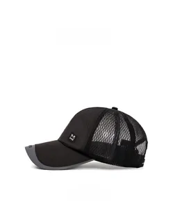 Detail einer schwarzen Netz-Baseballkappe mit grauem Sports-Schirm und seitlichem Logo