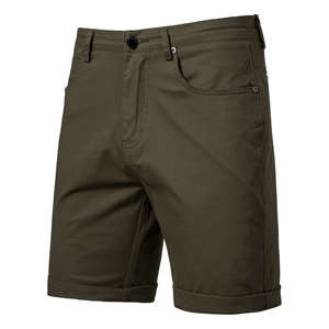 Détail du short en coton vert olive montrant le bouton en métal et la texture du tissu