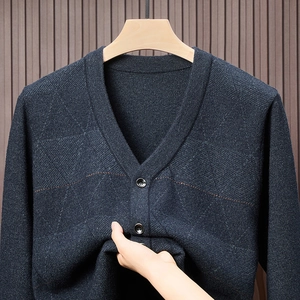Details des marineblauen V-Ausschnitt-Cardigans mit dunklen Knöpfen und Rautenmuster