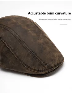 Vue détaillée du béret en cuir marron vintage avec visière pliable et double surpiqûre