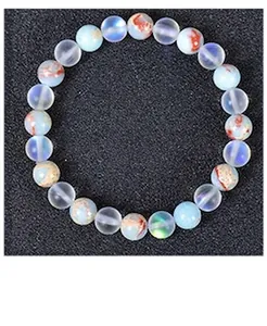 Close-up van een handgemaakte natuurstenen armband met kleurrijke gladde kralen