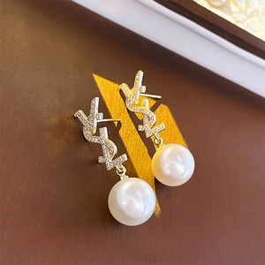 Boucles d'oreilles perles avec monogramme de lettres en cristal et finition argentée