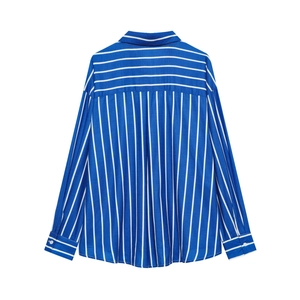 Vue arrière à plat d'une chemise à manches longues rayée bleue et blanche coupe ample