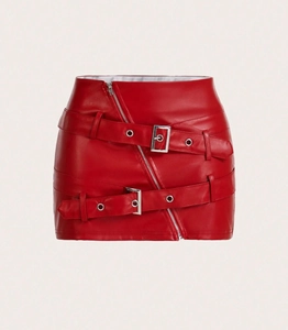 Détail de la mini-jupe en similicuir rouge avec fermeture éclair diagonale et doubles boucles